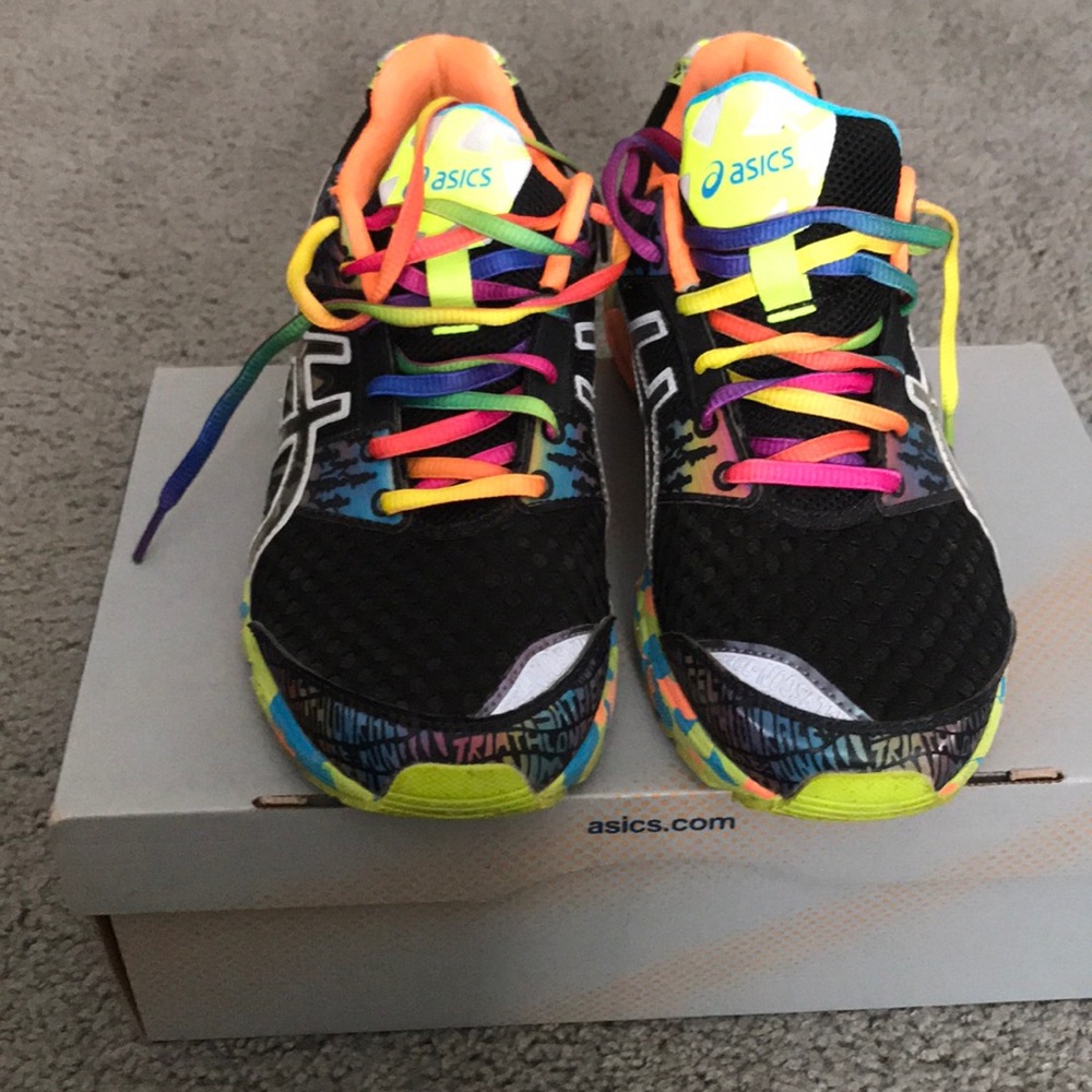 Tennis shoes